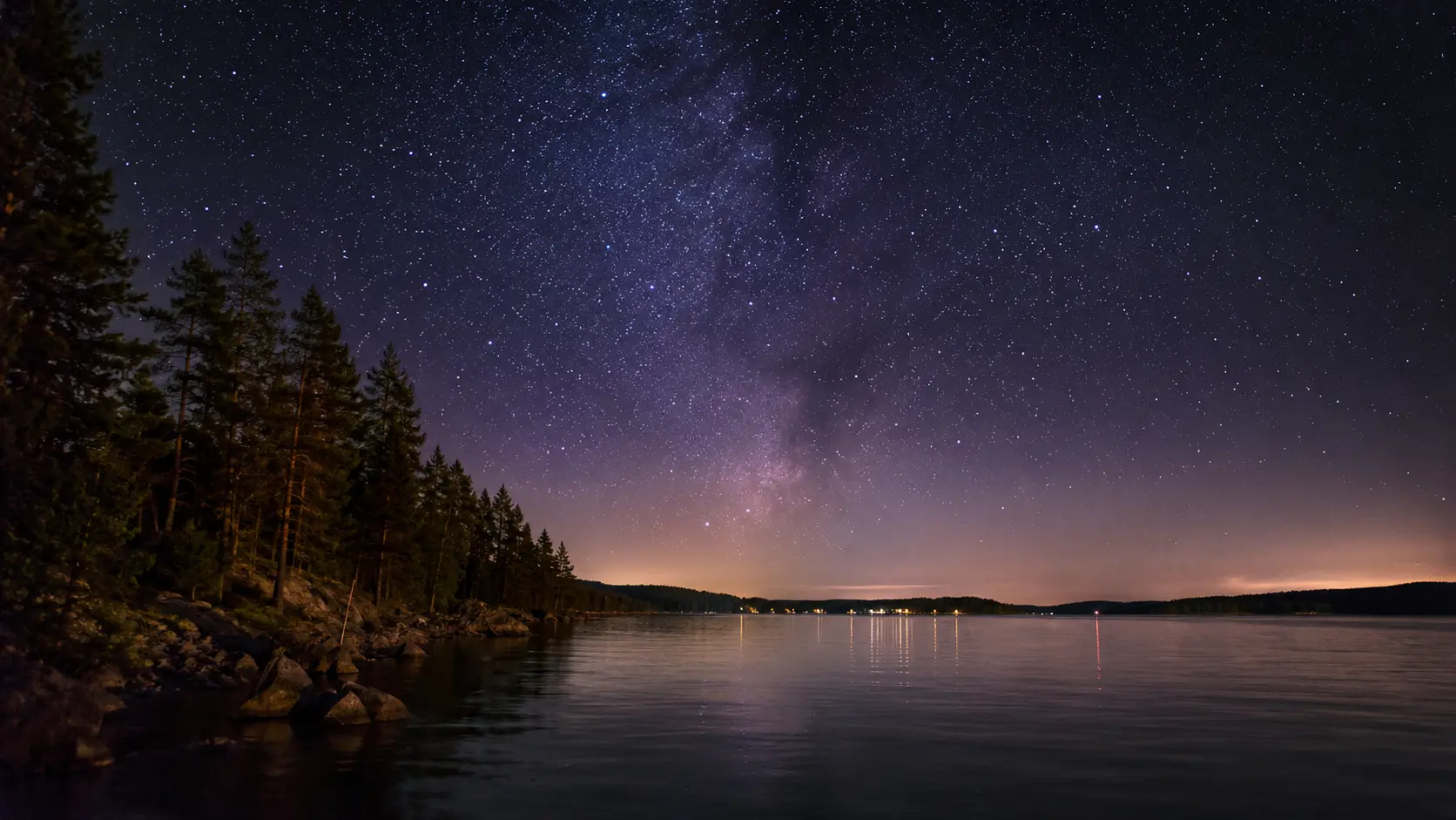 En verklig stjärnhimmel över en lugn nordisk sjö.